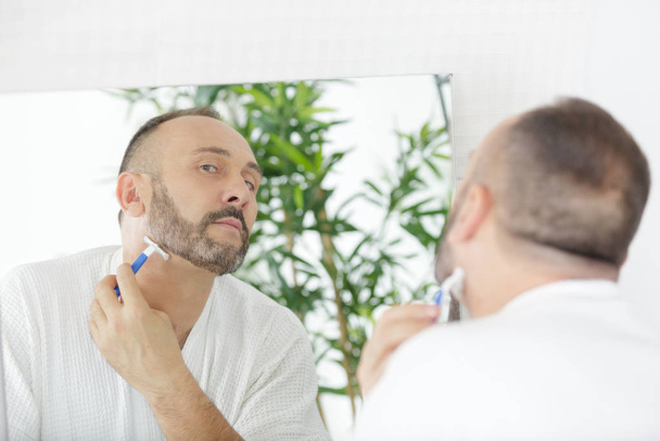 the man shaves his face - Fotoğraf, Görsel