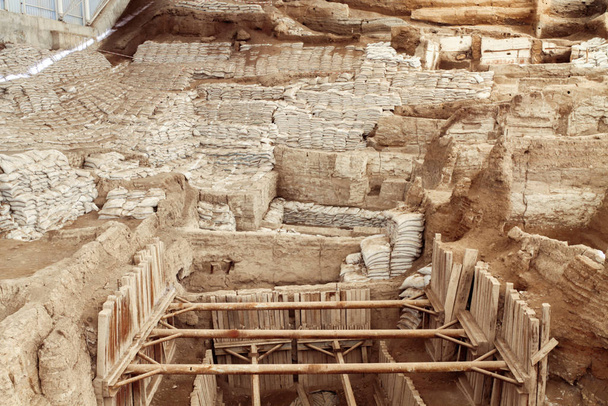 Escavações do sítio de Catalhoyuk. Era um enorme assentamento neolítico e calcolítico no sul da Anatólia, na Turquia. Património Mundial da UNESCO
 - Foto, Imagem