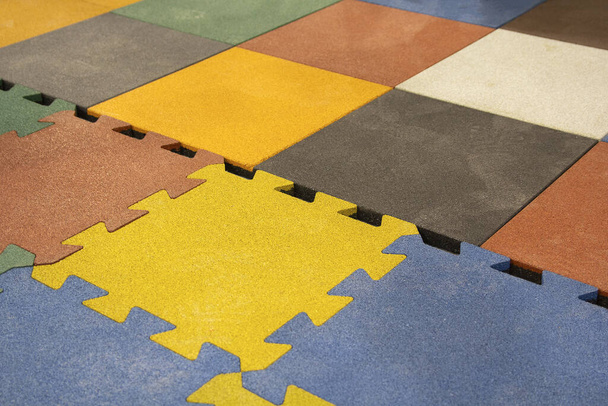 Esteras de azulejos dentro de una sala de juegos, escuela de kindergarten o gimnasio
 - Foto, Imagen