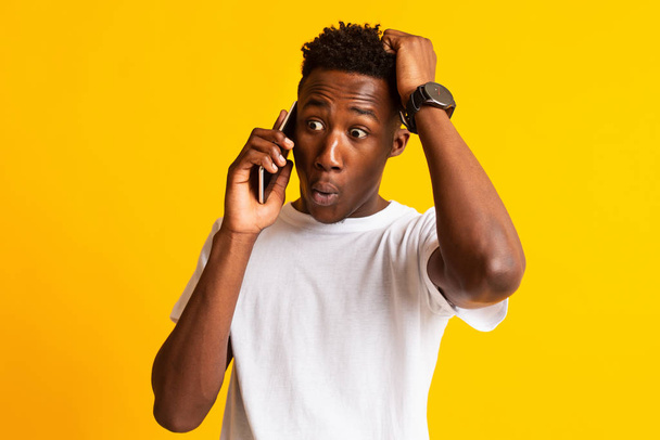 Hombre africano sorprendido descubrió algo hablando por teléfono celular
 - Foto, Imagen