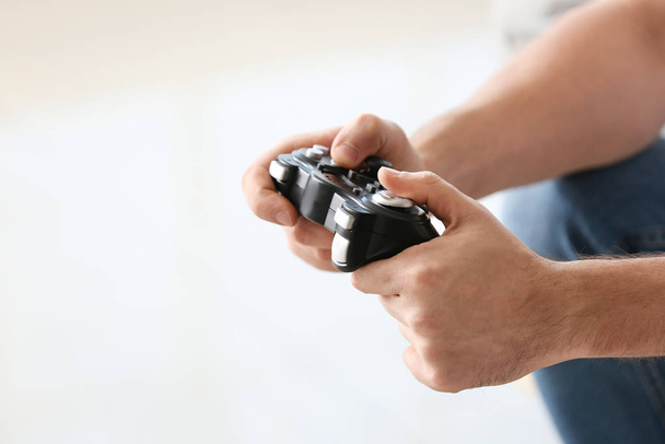 Homem jogando jogos de vídeo em casa, close-up
 - Foto, Imagem