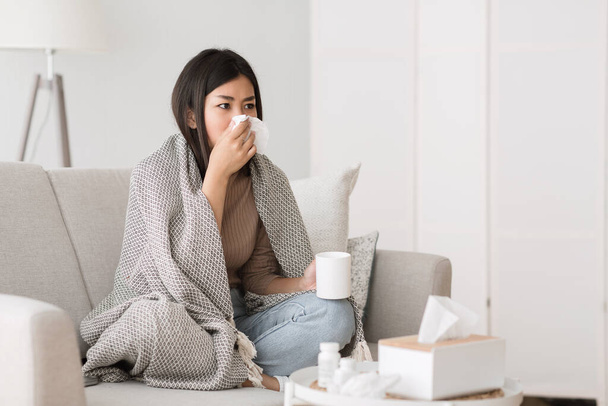 Resfriado y gripe. Chica enferma con secreción nasal beber té caliente
 - Foto, Imagen