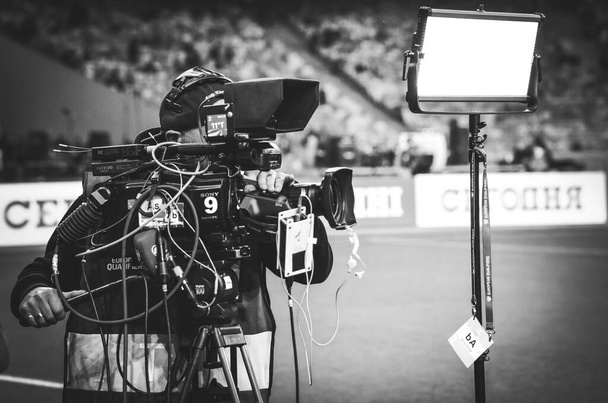 Kyjev, Ukrajina - 14. října 2019: V kameraman s kamerou natáčí reportáž během kvalifikačního utkání Uefa Euro 2020 mezi národním týmem Ukrajina proti Portugalsku, Ukrajina - Fotografie, Obrázek