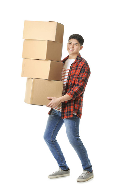 Uomo asiatico con scatole in movimento su sfondo bianco
 - Foto, immagini