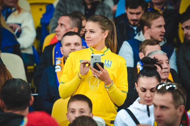 КИЕВ, УКРАИНА - 14 октября 2019 года: Украинские болельщики во время отборочного матча Евро-2020 между сборной Украины и сборной Португалии, Украина
 - Фото, изображение