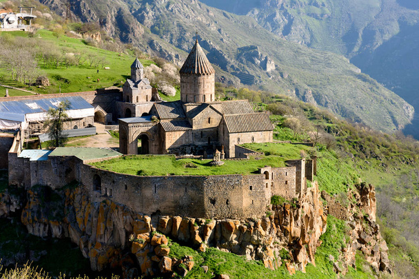Klooster in bergdorp Tatev in de ochtend, ten zuiden van Armenië, regio Syunik - Foto, afbeelding