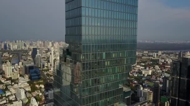 Tall modern urban tower skyscraper buildings of Bangkok Thailand downtown in incredible aerial drone cityscape flyover - Imágenes, Vídeo