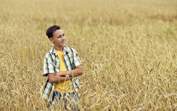 happy Boy in field enjoying nature - Foto, afbeelding
