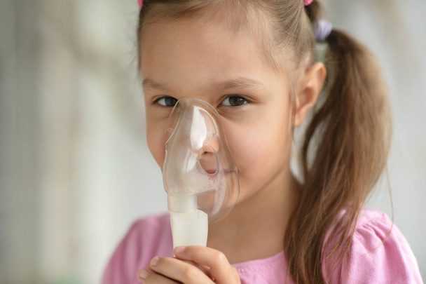 Muotokuva sairas pieni tyttö tilalla inhalaattori - Valokuva, kuva