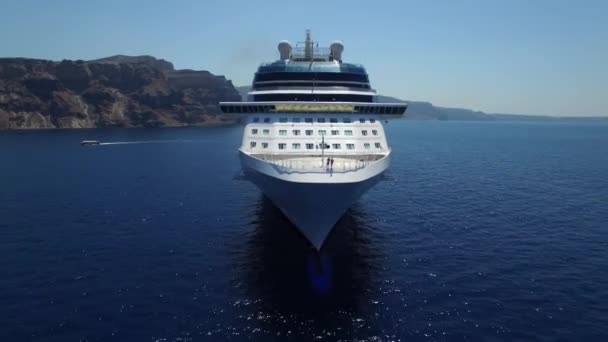 Prachtige antenne drone schot van luxe resort toeristische cruiseschip varen langzaam op kalme blauwe oceaan water zeegezicht - Video