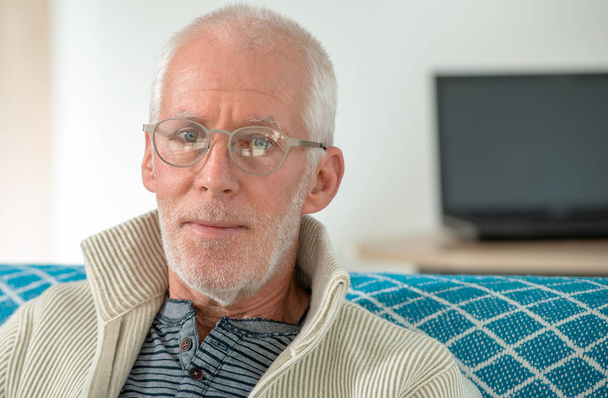 Idősebb férfi ősz hajjal szemüvegben.  - Fotó, kép