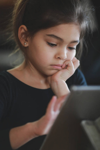 Menina jogando em um tablet
 - Foto, Imagem