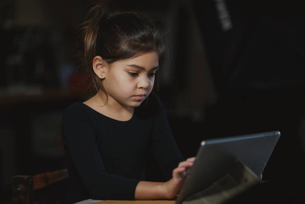 meisje spelen op een Tablet PC - Foto, afbeelding