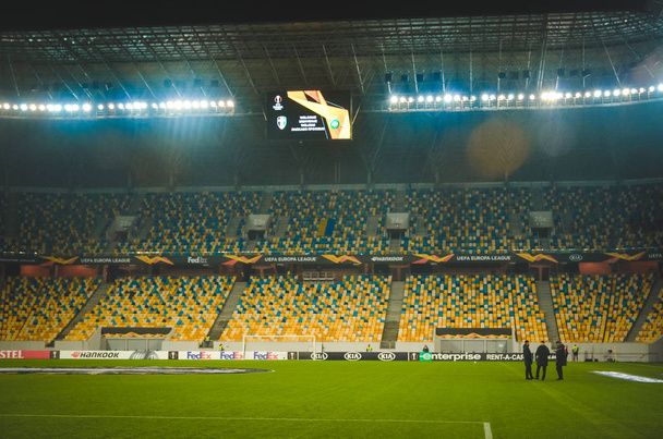 Львов, Украина - 07 ноября 2019 года: Ночной футбольный стадион с легким крупным планом и общим видом во время матча Лиги Европы УЕФА между Александрией и Сент-Этьеном (Франция), Украина
 - Фото, изображение