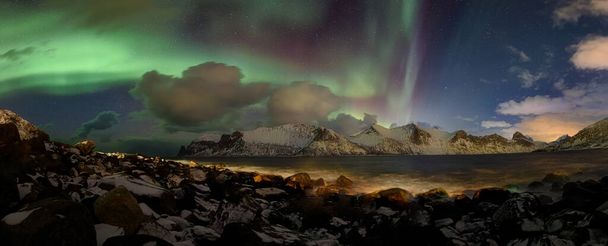 Noorderlicht aurora een prachtig spel van kleurrijke lichten tijdens de nacht - Foto, afbeelding