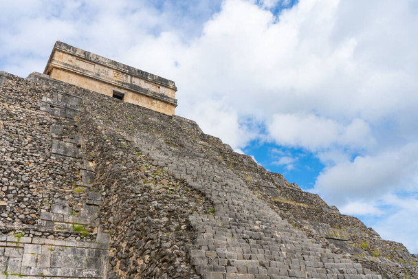 Fragment van El Castillo piramide (tempel van Kukulcan). Algemeen zicht. Architectuur van de oude Maya beschaving. Chichen Itza archeologische site. Yucatan. Mexico. - Foto, afbeelding