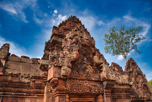 Banteay Srei ή Banteay Srey Ναός χώρο ανάμεσα στα αρχαία ερείπια του Angkor Wat ινδουιστικό ναό συγκρότημα στο Siem Reap, Καμπότζη. Ο Ναός είναι αφιερωμένος στον Ινδουιστή θεό Σίβα. - Φωτογραφία, εικόνα