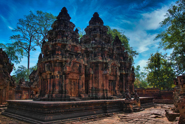 Banteay Srei или Banteay Срей Храм сайт среди древних руин Ангкор Ват индуистский храмовый комплекс в Siem Reap, Камбоджа. Храм посвящен индуистскому богу Шиве
 - Фото, изображение