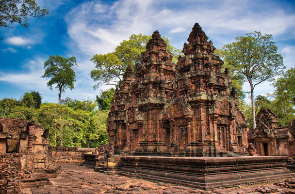 Banteay Srei ou Banteay Srey Temple site parmi les ruines antiques du complexe du temple hindou Angkor Wat à Siem Reap, Cambodge. Le Temple est dédié au dieu hindou Shiva
 - Photo, image
