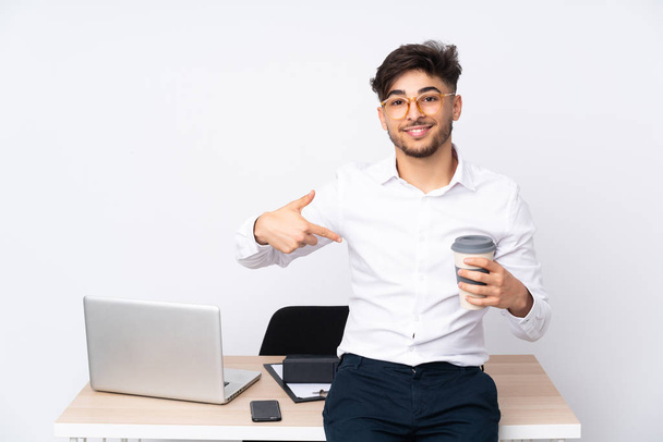 Homem árabe em um escritório isolado em fundo branco orgulhoso e auto-satisfeito
 - Foto, Imagem