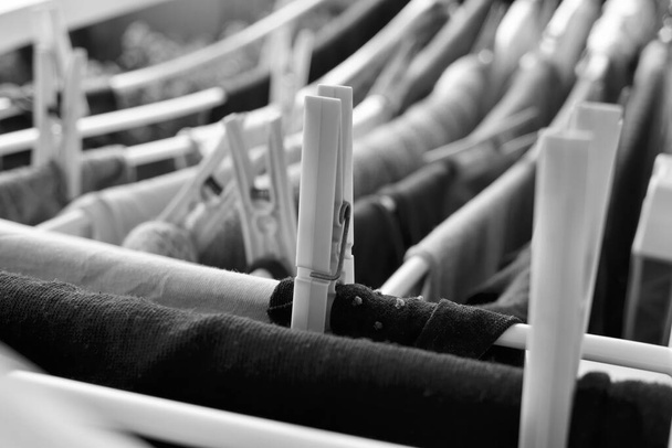 Prané oblečení na sušícím stojanu - Fotografie, Obrázek