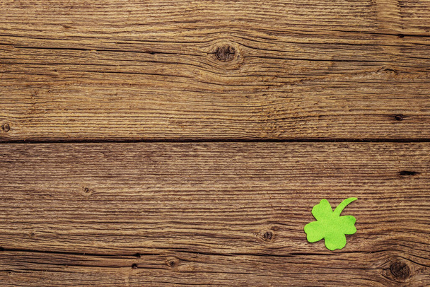 Voelde klaverblad op oude houten achtergrond. Succes symbool, St.Patrick 's Day concept, bovenaanzicht - Foto, afbeelding