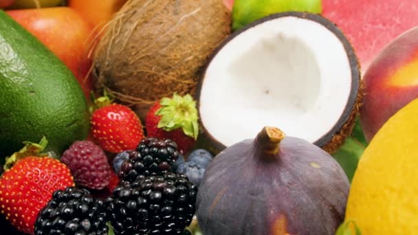 4k dolly vídeo de muitas frutas tropicais frescas deitadas na mesa. Fundo perfeito para nutrição saudável e alimentos orgânicos
 - Filmagem, Vídeo