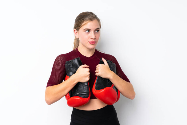 スポーツティーン女の子上の隔離された白い背景とともにボクシング手袋 - 写真・画像