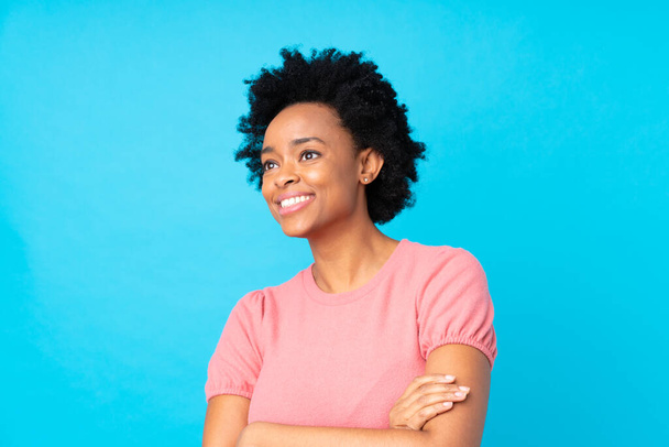 Afrikai amerikai nő izolált kék háttér néz oldalra - Fotó, kép