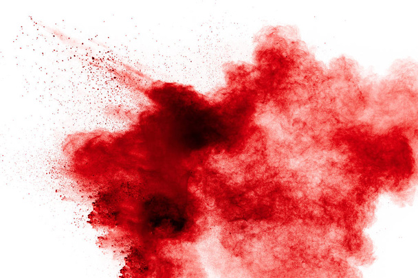 Хмара вибуху червоного пороху на білому тлі. Заморожування руху частинок пилу червоного кольору
. - Фото, зображення