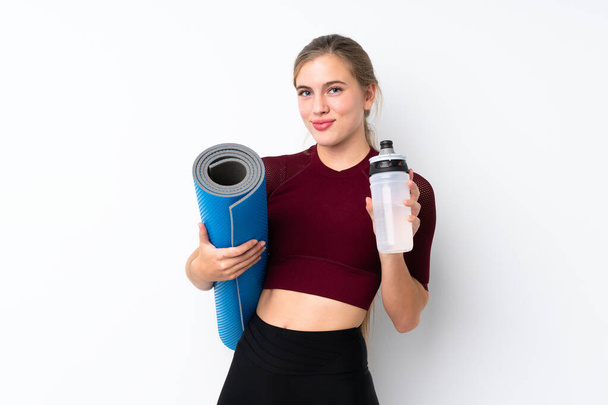 Deporte adolescente chica sobre aislado blanco fondo con deportes botella de agua y con una estera
 - Foto, imagen