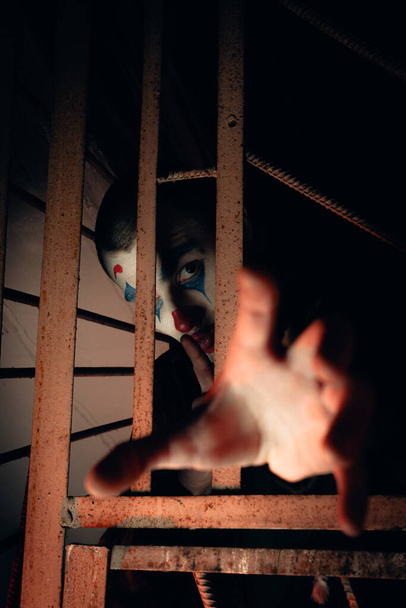 Retrato de cerca de un hombre bromista. Stock foto maquillaje joker en una sala de terror
. - Foto, imagen