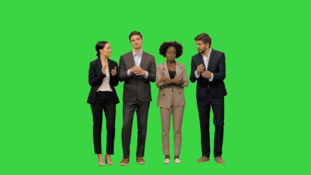 Nemzetközi üzletemberek tapsolnak, miután bemutatták a zöld képernyőn, Chroma Key. - Felvétel, videó