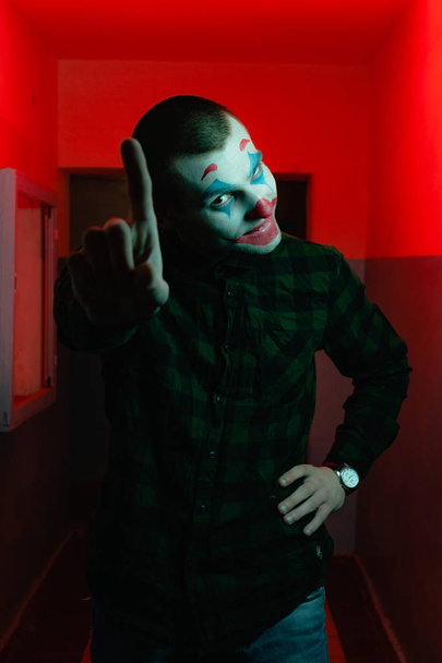 Nahaufnahme Porträt eines Spaßvogels. Archivfoto-Make-up-Joker in einem Horrorraum. - Foto, Bild