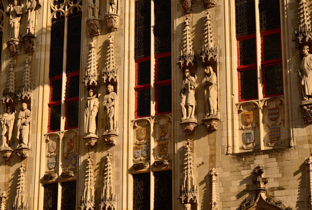 Bruges, Flanders, Belgium. August 2019. Burg square is one of the most important. The splendid town hall overlooks it. Detail rich decorations of the facades of the buildings of the square. - Foto, afbeelding
