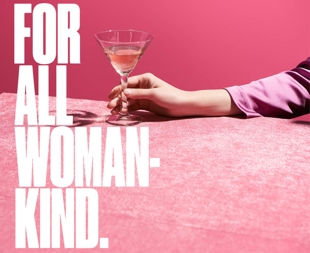 ピンク色に隔離されたベロアの布にローズワインのグラスを持っている女性のクロップドビュー、すべての女性の種類のイラスト - 写真・画像