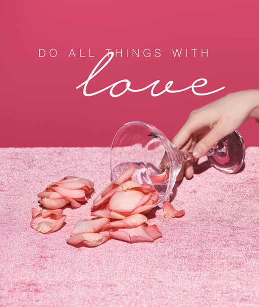 vista ritagliata di donna con petali sparsi da vetro su tessuto di velluto isolato su rosa, fare tutto con amore illustrazione
  - Foto, immagini