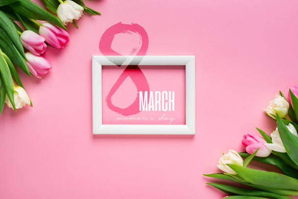 Вид сверху на белую рамку с тюльпанами на розовом фоне, иллюстрация 8 марта
 - Фото, изображение