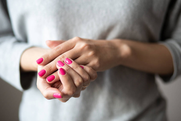 Фотография крупным планом маникюра, женские руки с идеальным розовым лаком
 - Фото, изображение