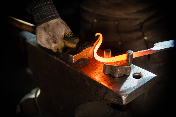 Muž kovář vyrábějící unikátní rukojeť pro nůž - Fotografie, Obrázek