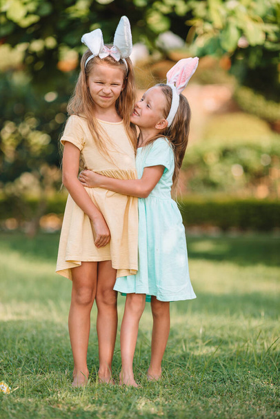 Portrait d'enfant avec un panier de Pâques avec des œufs en plein air
 - Photo, image