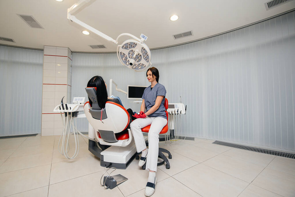 O dentista realiza um exame e consulta do paciente. Odontologia - Foto, Imagem