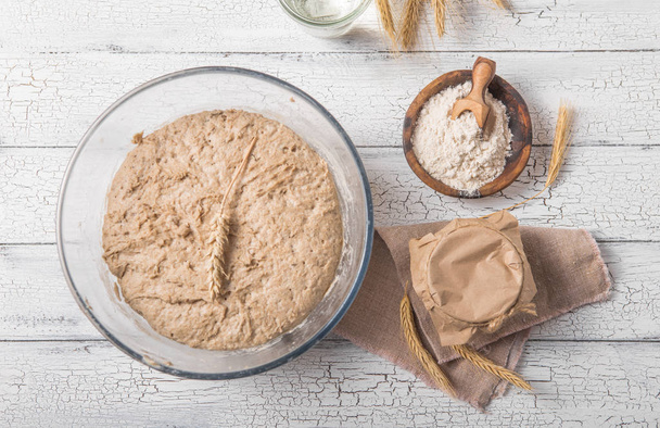 The leaven for bread is active. Startersourdough ( fermented mixture of water and flour to use as leaven for bread baking). The concept of a healthy diet - Foto, imagen