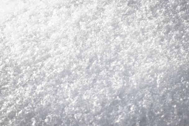 A frissen hullott hó textúrája. Karácsonyi sablon design. Jól látható egyedi hópelyhek. Téli háttér. - Fotó, kép