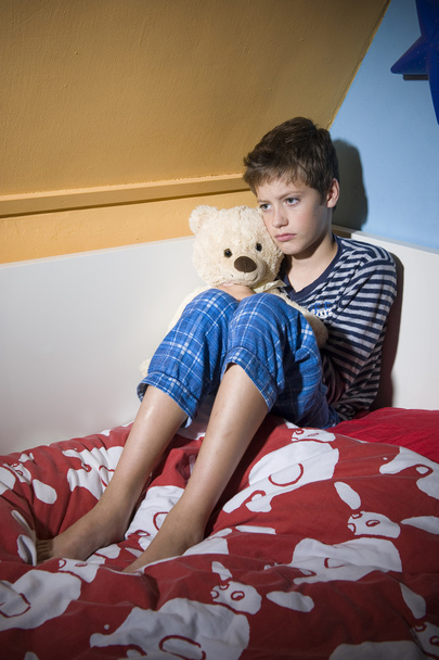 θλίψη και κατάθλιψη αγόρι στο κρεβάτι του - Φωτογραφία, εικόνα