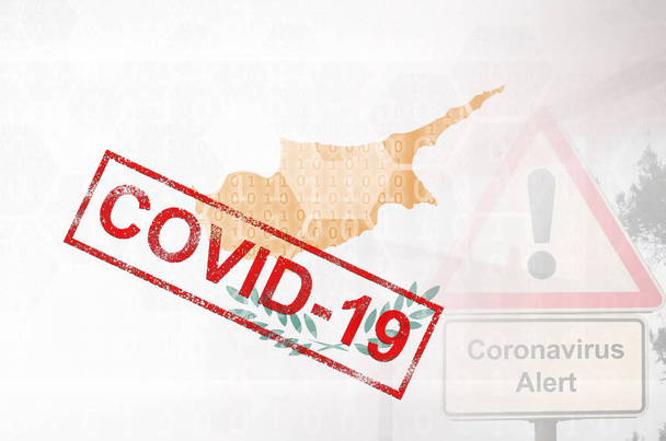 Σημαία Κύπρου και φουτουριστική ψηφιακή αφηρημένη σύνθεση με επιγραφή Covid-19. Έννοια εστίας του Coronavirus - Φωτογραφία, εικόνα