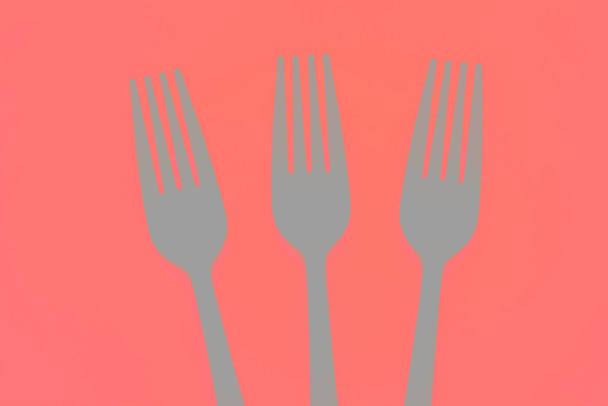 Fourchette en plastique sur fond coloré ; fourchette pour nourriture décontractée, recouverte de blanc pour piquer et faire de la nourriture décontractée, idéale pour les repas en famille, les fêtes, la restauration
. - Photo, image