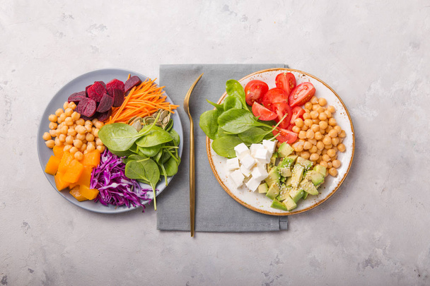 Дві тарілки Будда миски і склянка води. Концепція здорового вегетаріанського детоксикаційного збалансованого харчування. Вид зверху. Копіювати простір
. - Фото, зображення
