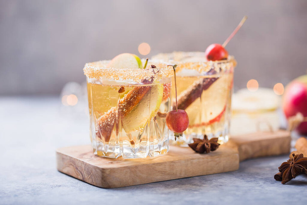 Cidre de pomme épicé de Noël ou boisson punch. Saisonnière mulled Traditional autumn, winter drinks and cocktails with apple, cannelle, anis
. - Photo, image