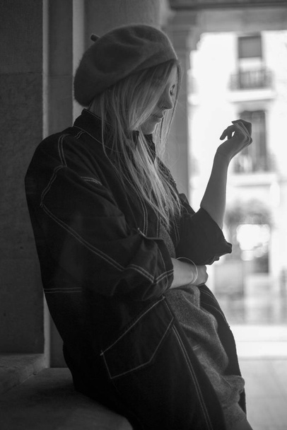  πορτρέτο της όμορφης νεαρής γυναίκας σε μοντέρνα ρούχα, μαύρο και άσπρο - Φωτογραφία, εικόνα